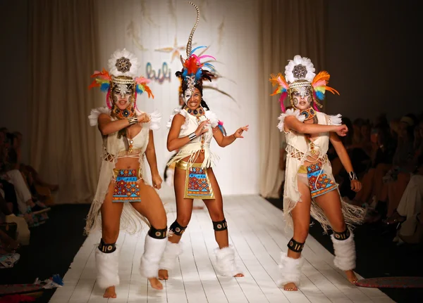 Brazilian dancers opening runway show for the Luli Fama Swimwear — Stock Photo, Image