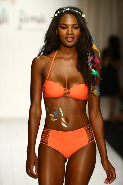 Luli Fama desfile de moda Swimwear na tenda Funkshion para Miami Swim Week — Fotografia de Stock