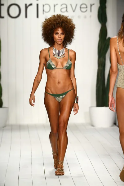 Tori Praver Défilé de mode maillots de bain à la tente Funkshion pour Miami Swim Week — Photo
