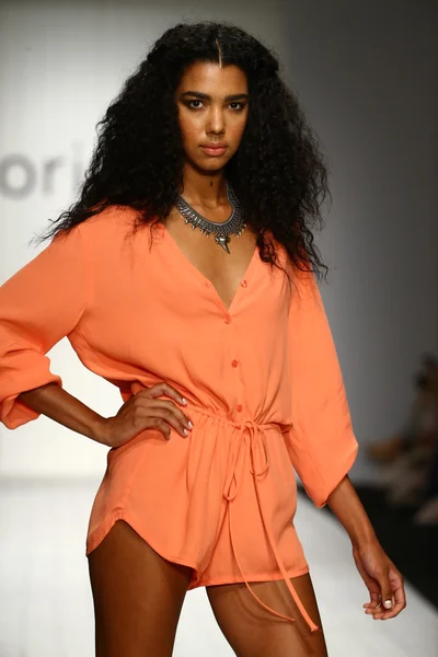 Desfile de moda de trajes de baño Tori Praver en la tienda Funkshion para Miami Swim Week — Foto de Stock