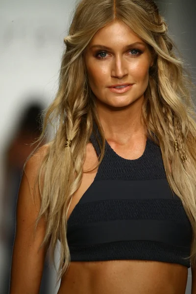 Tori Praver Swimwear fashion show at Funkshion tent for Miami Swim Week — Stock Photo, Image