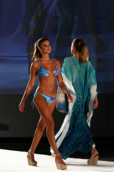 Desfile de moda de trajes de baño Caffe en el hotel W para Miami Swim Week —  Fotos de Stock