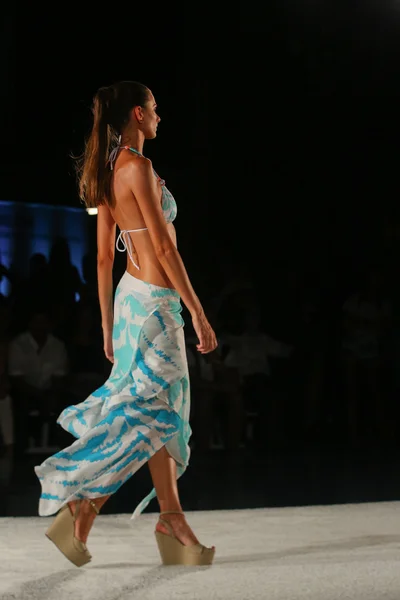 Défilé de mode maillots de bain Caffe à l'hôtel W pour Miami Swim Week — Photo