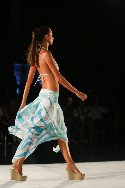 Desfile de moda de trajes de baño Caffe en el hotel W para Miami Swim Week — Foto de Stock