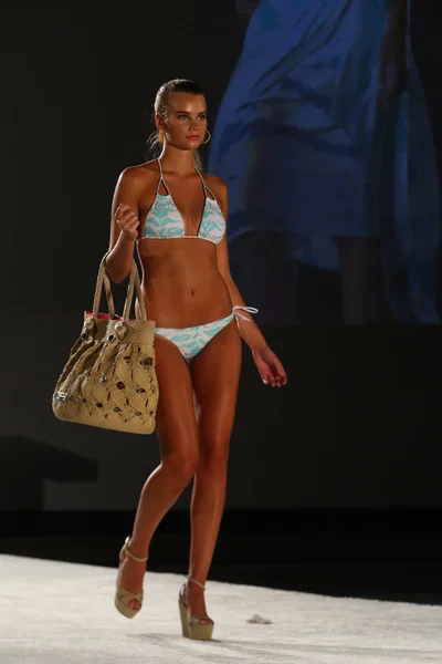 Stroje kąpielowe Caffe pokaz mody W hotelu Miami pływać tydzień — Zdjęcie stockowe