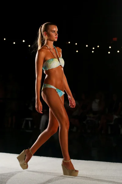 Caffe desfile de moda Swimwear no hotel W para Miami Swim Week — Fotografia de Stock