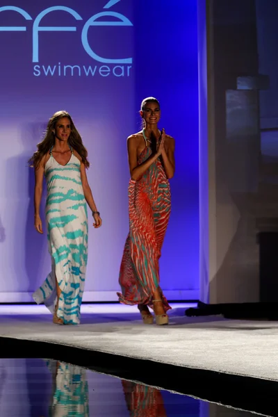 Designrer Paula Saavedra (L) and model walks runway — Stock Photo, Image