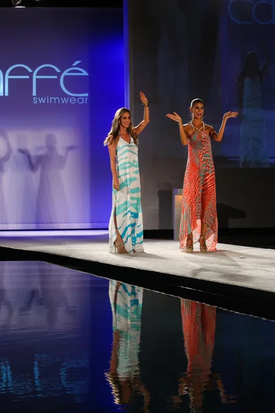 Designrer Paula Saavedra (L) and model walks runway — Stock Photo, Image