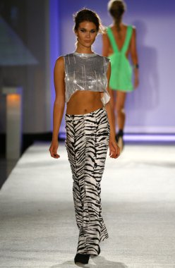 Miami Swim Haftası için W otelde Indah Mayo defile