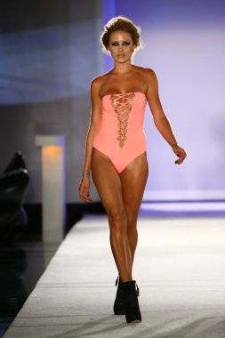 Miami Swim Haftası için W otelde Indah Mayo defile