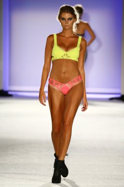 Miami Swim Haftası için W otelde Indah Mayo defile
