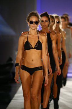  Miami Swim Haftası için W otelde Indah Mayo defile