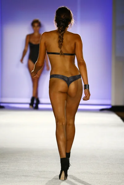 Indah swimwear fashion show im w hotel für miami swim week — Stockfoto