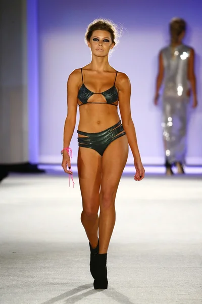 Défilé de mode Indah Swimwear à l'hôtel W pour Miami Swim Week — Photo