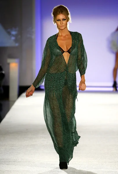 Défilé de mode Indah Swimwear à l'hôtel W pour Miami Swim Week — Photo