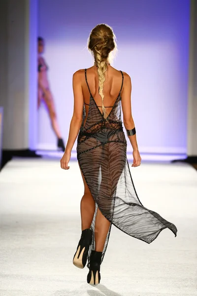 Indah badmode fashion show in W Hotel voor Miami Swim week — Stockfoto