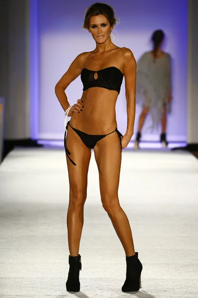 Sfilata di moda Indah Swimwear all'hotel W per Miami Swim Week — Foto Stock
