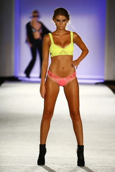 Indah desfile de moda Swimwear no hotel W para Miami Swim Week — Fotografia de Stock