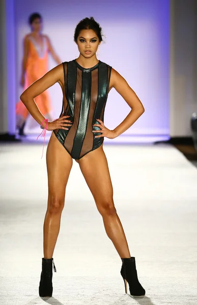 Desfile de moda Indah Swimwear en el hotel W para Miami Swim Week — Foto de Stock