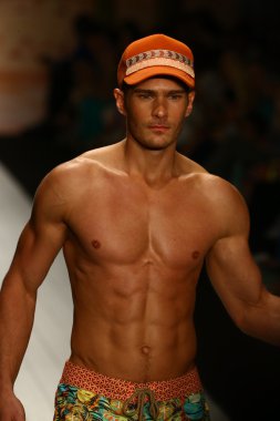  Miami Swim Haftası için W otelde Maaji Mayo defile