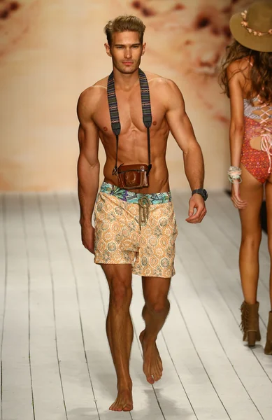 Maaji badmode fashion show in W Hotel voor Miami Swim week — Stockfoto