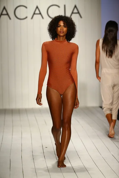 Desfile de moda de trajes de baño de Acacia en la tienda Funkshion para Miami Swim Week — Foto de Stock