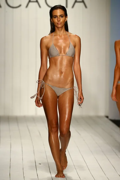 Desfile de moda de trajes de baño de Acacia en la tienda Funkshion para Miami Swim Week — Foto de Stock