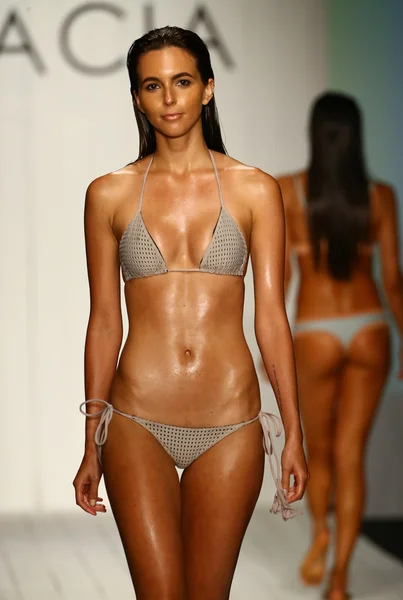 Desfile de moda de trajes de baño de Acacia en la tienda Funkshion para Miami Swim Week — Foto de Stock