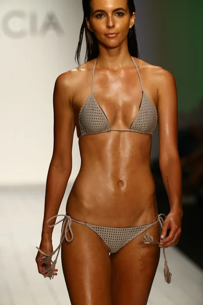 Akasya Swimwear defile Funkshion çadır, Miami hafta yüzmek — Stok fotoğraf