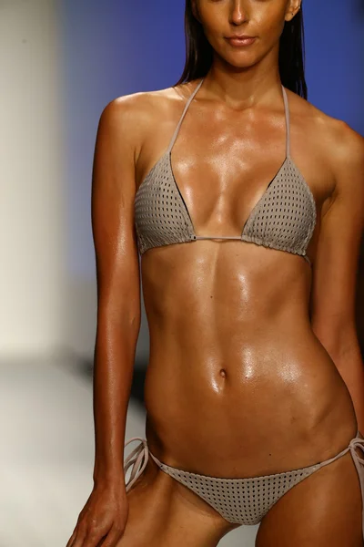 Desfile de moda Acacia Swimwear na Tenda Funkshion para Miami Swim Week — Fotografia de Stock