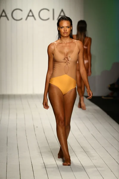 Desfile de moda de trajes de baño de Acacia en la tienda Funkshion para Miami Swim Week — Foto de Stock