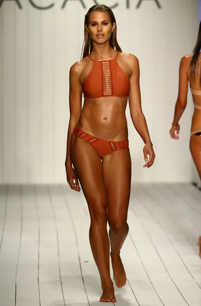 Desfile de moda de trajes de baño de Acacia en la tienda Funkshion para Miami Swim Week — Foto de Stock