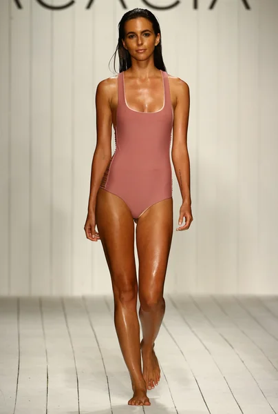 Akasya Swimwear defile Funkshion çadır, Miami hafta yüzmek — Stok fotoğraf