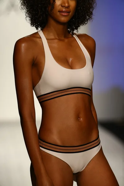 Desfile de moda Acacia Swimwear na Tenda Funkshion para Miami Swim Week — Fotografia de Stock