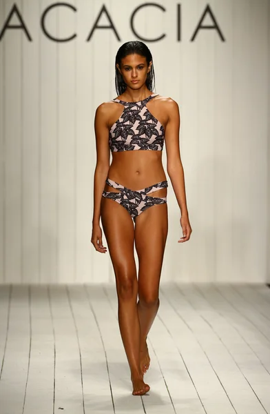 Akasya Swimwear defile Funkshion çadır, Miami hafta yüzmek — Stok fotoğraf