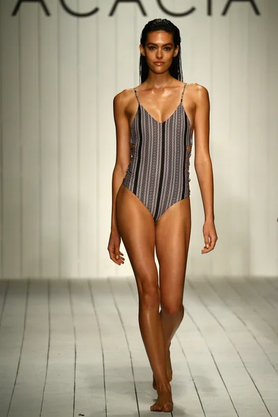 Akasya Swimwear defile Funkshion çadır, Miami hafta yüzmek — Stok fotoğraf