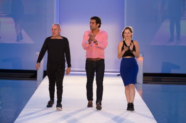 Tasarımcılar Protela Kolombiyalı Markalar defile sırasında pist yürüyor