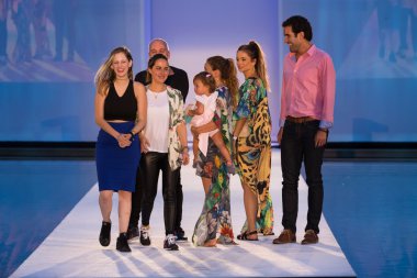 Tasarımcılar Protela Kolombiyalı Markalar defile sırasında pist yürüyor