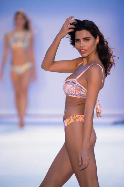 Maaji-Protela Colombiaanse merken fashion show bij W Hotel for Miami Swim week — Stockfoto