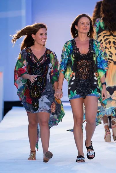Tasarımcılar Catalina lvarez ve Mariana Hinestroza podyumda yürüyor — Stok fotoğraf