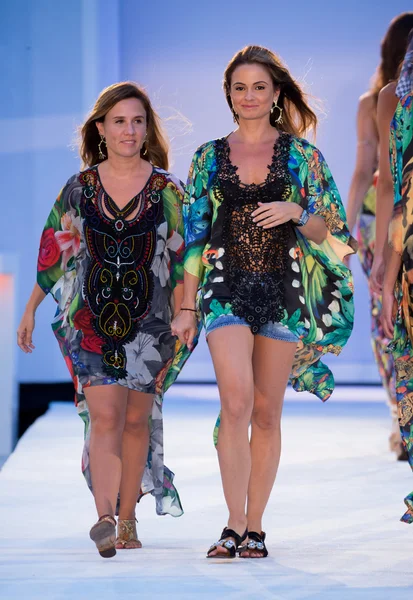 Designers Catalina lvarez et Mariana Hinestroza marche piste — Photo