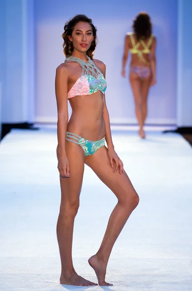 Maaji - Protela哥伦比亚品牌时装秀在W酒店为迈阿密游泳周 — 图库照片