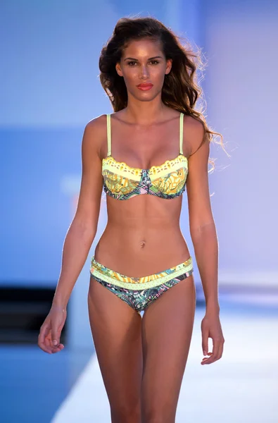 Maaji-Protela Colombiaanse merken fashion show bij W Hotel for Miami Swim week — Stockfoto