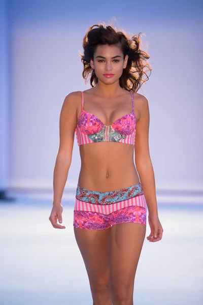 Maaji-Protela Kolumbijská značky módní přehlídka v hotelu W Hotel pro Miami plavecký týden — Stock fotografie