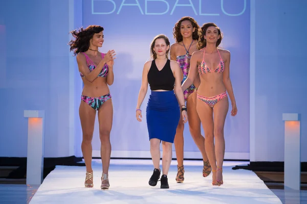 Designer Babalu Gabriela and models walk runway — Stock Photo, Image