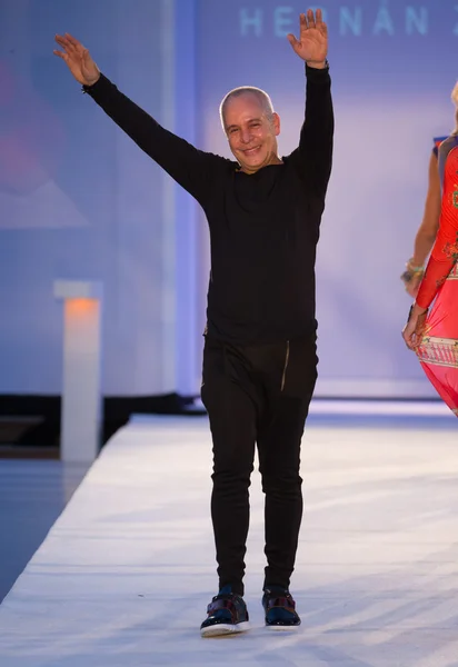 Designer Hernan Zajar läuft Laufsteg — Stockfoto