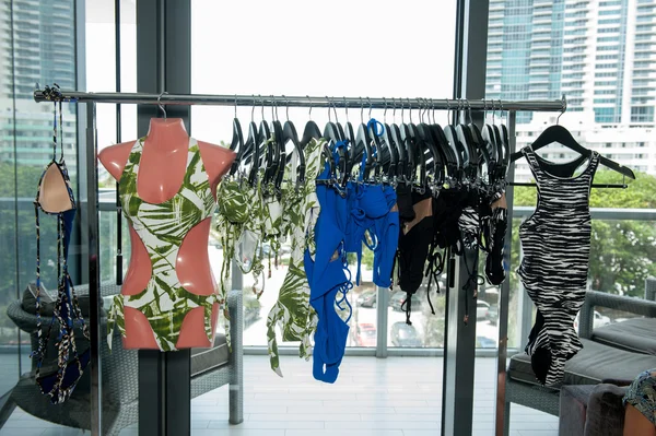 Дизайнеры плавают одежда под брендом Honeybee во время презентации моды Hammock — стоковое фото