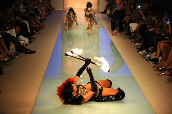  Dansçılar Luli Fama Show sırasında pistte gerçekleştirir 