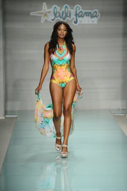 Luli Fama bahar yaz 2017 pist göster 