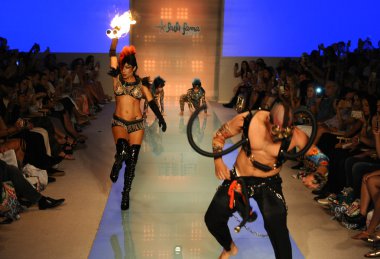 Dansçılar Luli Fama Show sırasında pistte gerçekleştirir 